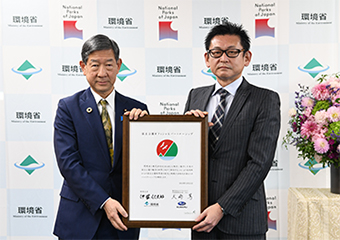 (Left) Shintaro Ito, Minister of the Environment (Right) Akihiro Kato, Vice President, Senior General Manager of Japan Sales & Marketing Div., Subaru Corporation